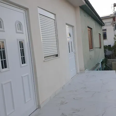 Kujtimi House ヴィラ *