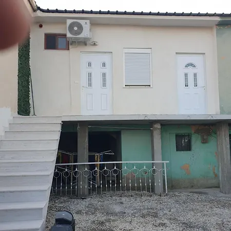 ヴィラ Kujtimi House